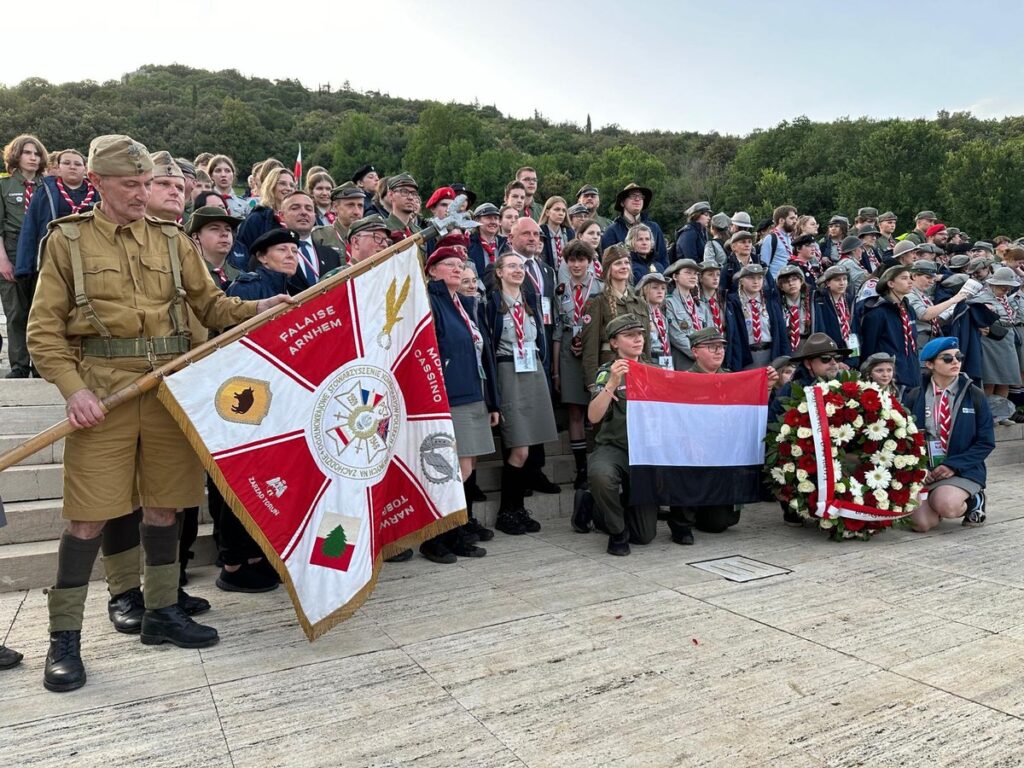 Kujawsko-pomorska delegacja oficjalna podczas uroczystości pod Monte Cassino, fot. Beata Krzemińska/UMWKP