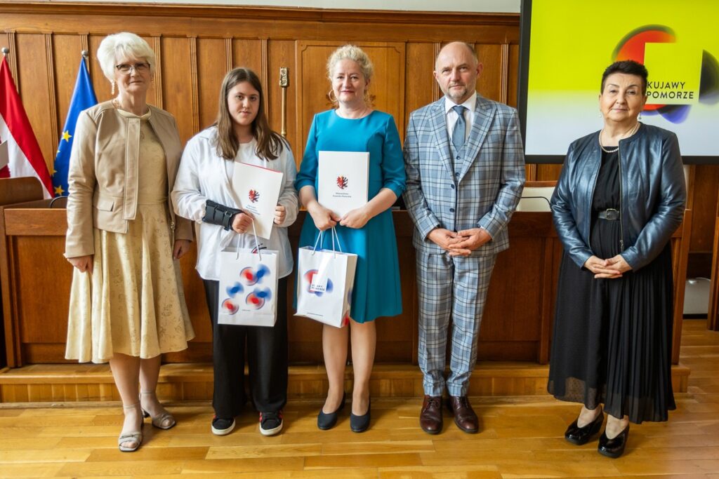 Wręczenie nagród laureatom konkursu plastycznego „Giganci Medycyny Kujaw i Pomorza”, fot. Szymon Zdziebło/tarantoga.com.pl