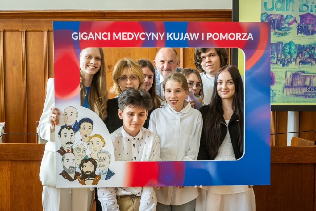 Wręczenie nagród laureatom konkursu plastycznego „Giganci Medycyny Kujaw i Pomorza”, fot. Szymon Zdziebło/tarantoga.com.pl