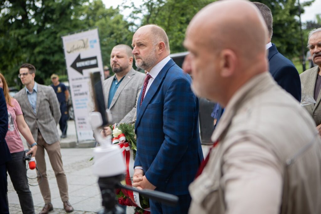 Złożenie kwiatów pod tablicą NSZZ Solidarność, fot. Mikołaj Kuras dla UMWKP