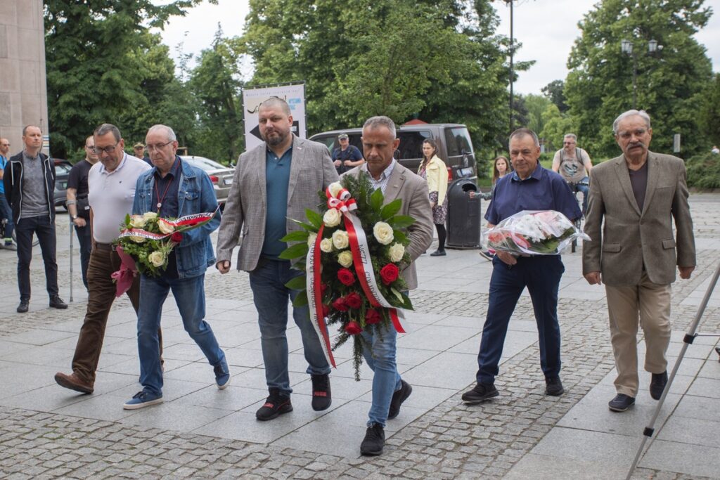 Złożenie kwiatów pod tablicą NSZZ Solidarność, fot. Mikołaj Kuras dla UMWKP