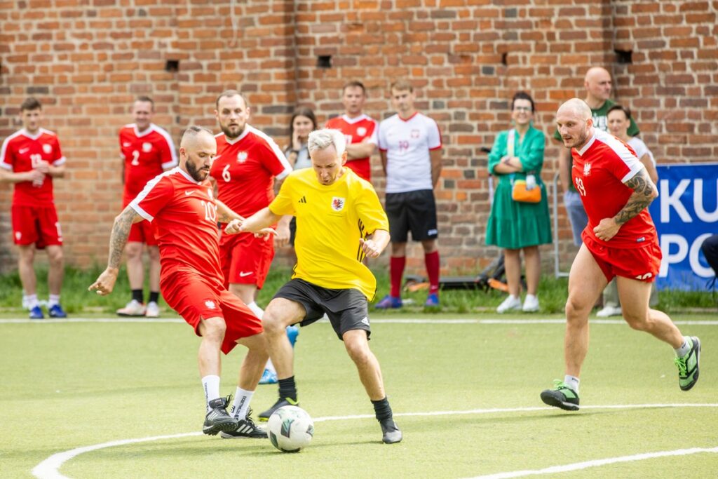 Mecz piłkarski Reprezentacji Polski Bezdomnych z zespołem dziennikarzy Kujaw i Pomorza, fot. Andrzej Goiński/UMWKP