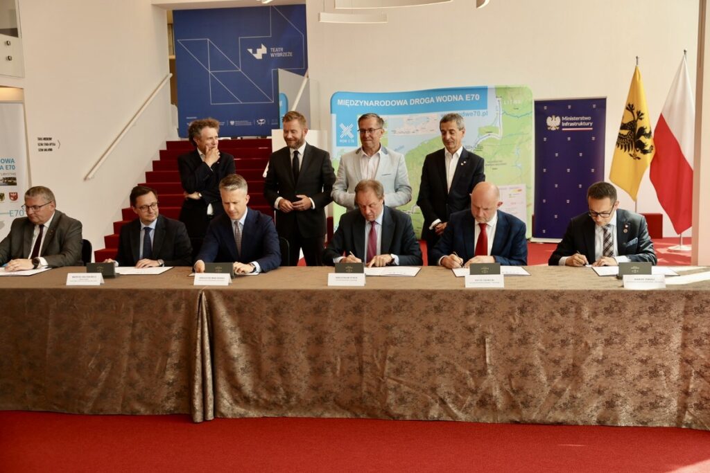 Podpisanie listu intencyjnego dot. współpracy na rzecz rozwoju MDW E70, fot. Andrzej Goiński/UMWKP
