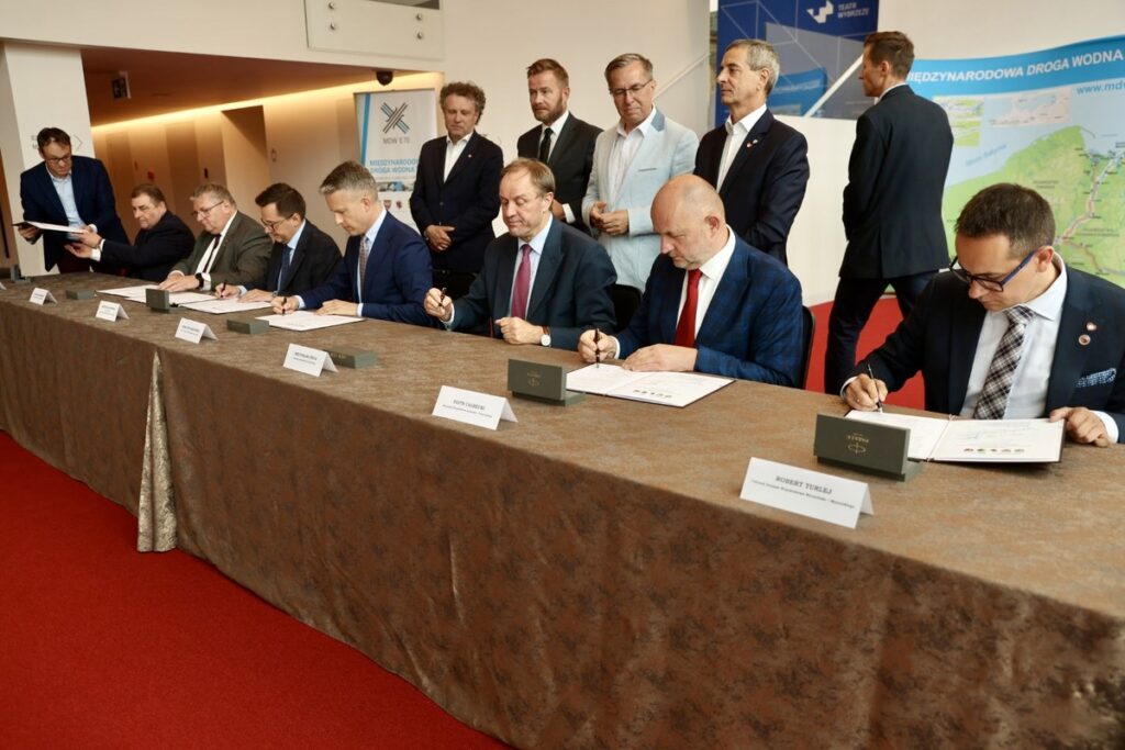 Podpisanie listu intencyjnego dot. współpracy na rzecz rozwoju MDW E70, fot. Andrzej Goiński/UMWKP