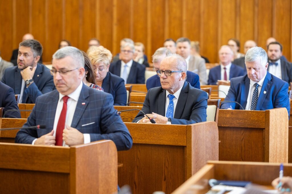 Sesja absolutoryjna sejmiku województwa, Szymon Zdziebło, tarantoga.pl dla UMWKP