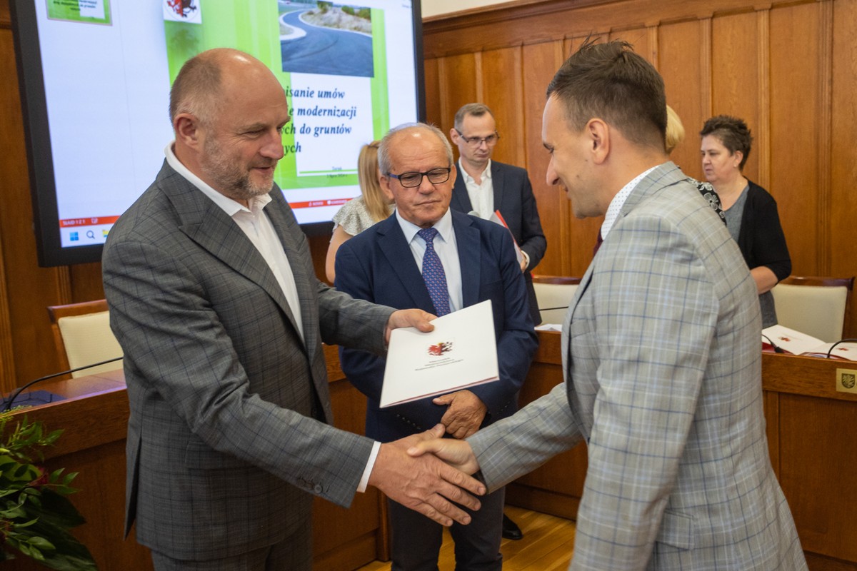 Ceremonia przekazania umów dotacyjnych na modernizację wiejskich dróg, fot. Mikołaj Kuras dla UMWKP
