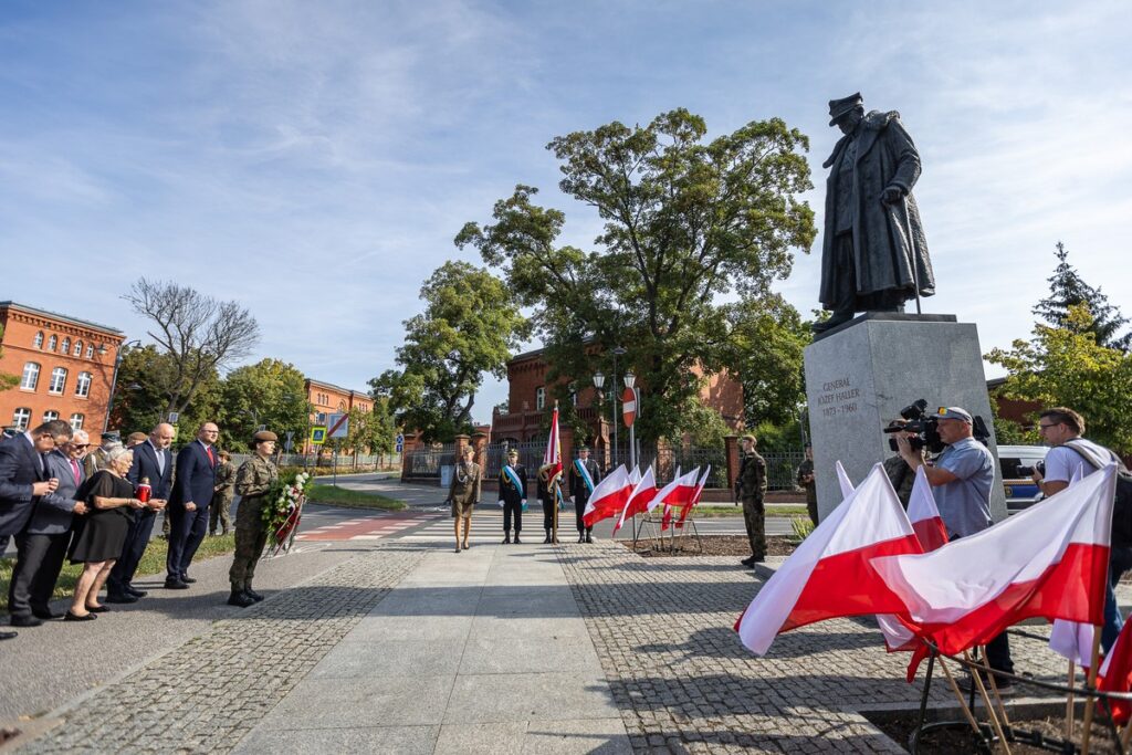 Obchody Święta Wojska Polskiego w Toruniu, fot. Szymon Zdziebło, tarantoga.pl dla UMWKP