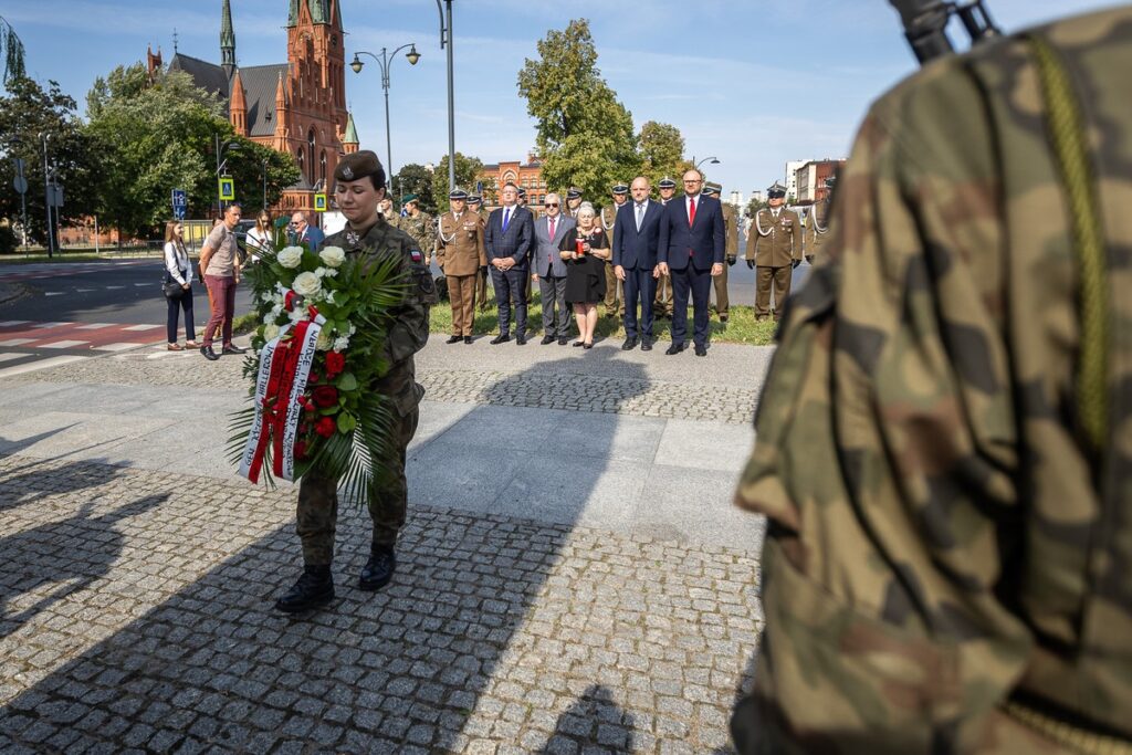 Obchody Święta Wojska Polskiego w Toruniu, fot. Szymon Zdziebło, tarantoga.pl dla UMWKP