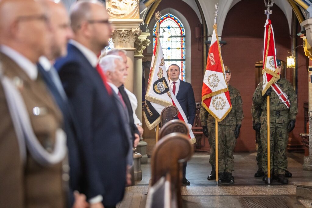 Obchody Święta Wojska Polskiego w Toruniu, fot. Szymon Zdziebło, tarantoga.pl dla UMWKP