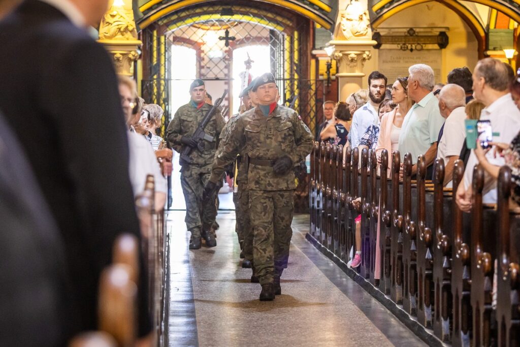 Obchody Święta Wojska Polskiego w Toruniu, fot. Szymon Zdziebło, tarantoga.pl dla UMWKP