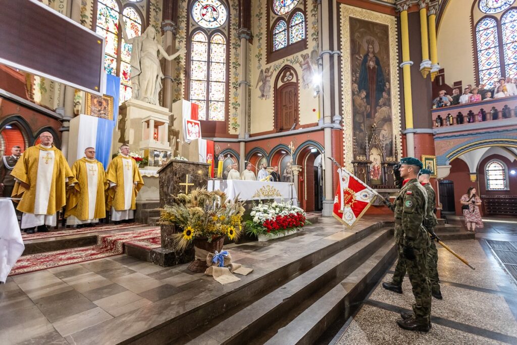 Obchody Święta Wojska Polskiego w Toruniu, fot. Szymon Zdziebło, tarantoga.pl dla UMWKP