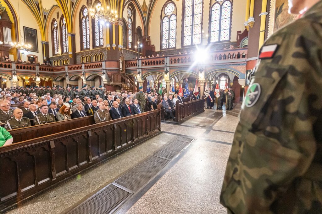 Obchody Święta Wojska Polskiego w Toruniu, fot. Szymon Zdziebło, tarantoga.pl dla UMWKP