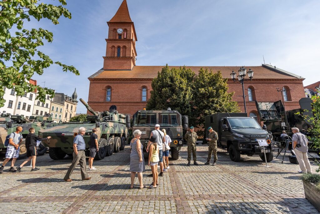 Obchody Święta Wojska Polskiego w Toruniu, fot. Szymon Zdziebło, tarantoga.pl dla UMWKP