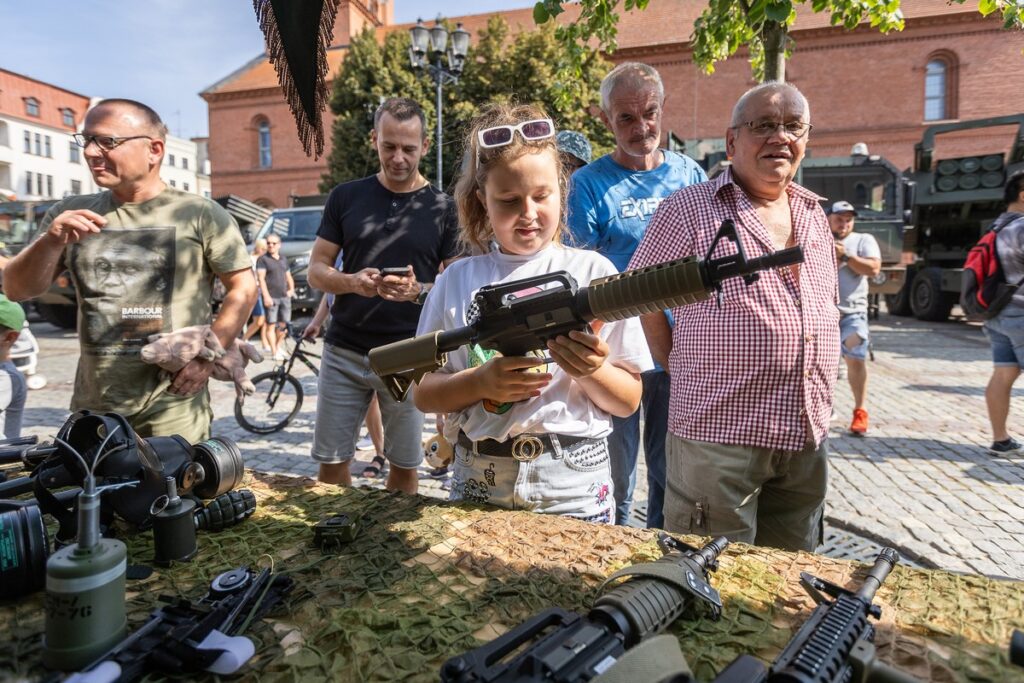 Obchody Święta Wojska Polskiego w Toruniu, fot. Szymon Zdziebło, tarantoga.pl dla UMWKP