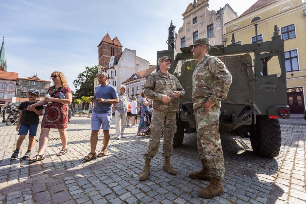 Obchody Święta Wojska Polskiego w Toruniu, fot. Szymon Zdziebło, tarantoga.pl dla UMWKP