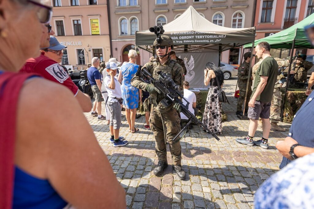 Obchody Święta Wojska Polskiego w Toruniu, fot. Szymon Zdziebło, tarantoga.pl dla UMWKP