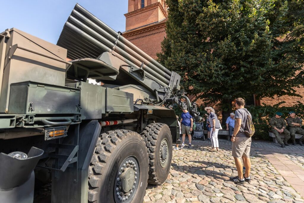 Obchody Święta Wojska Polskiego w Toruniu, fot. Szymon Zdziebło, tarantoga.pl dla UMWKP