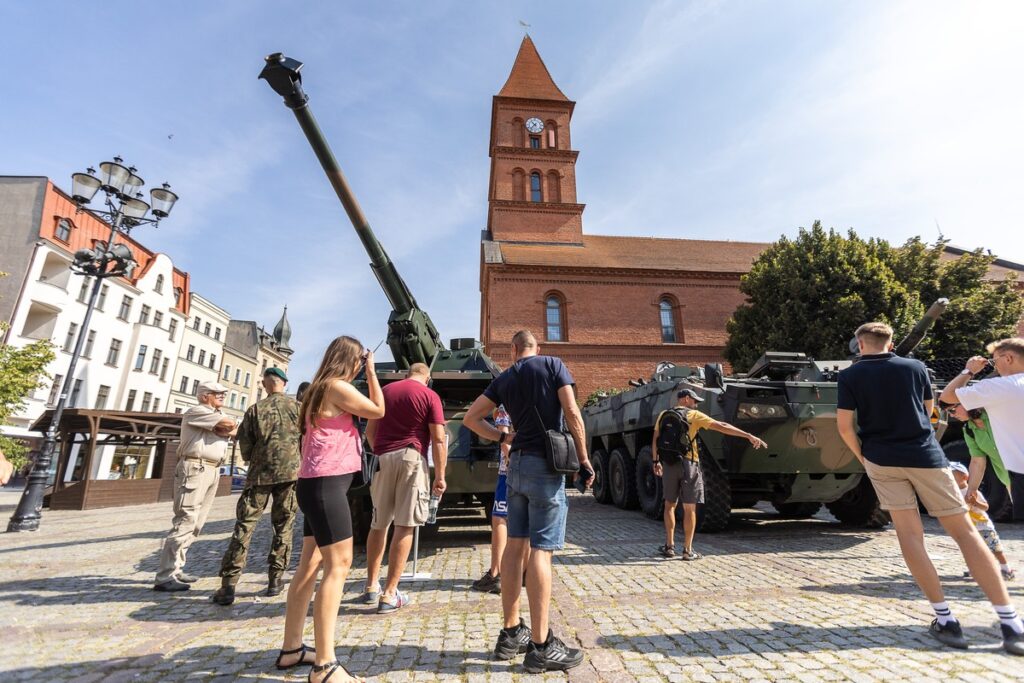 Obchody Święta Wojska Polskiego w Toruniu, fot. Szymon Zdziebło, tarantoga.pl dla UMWKP