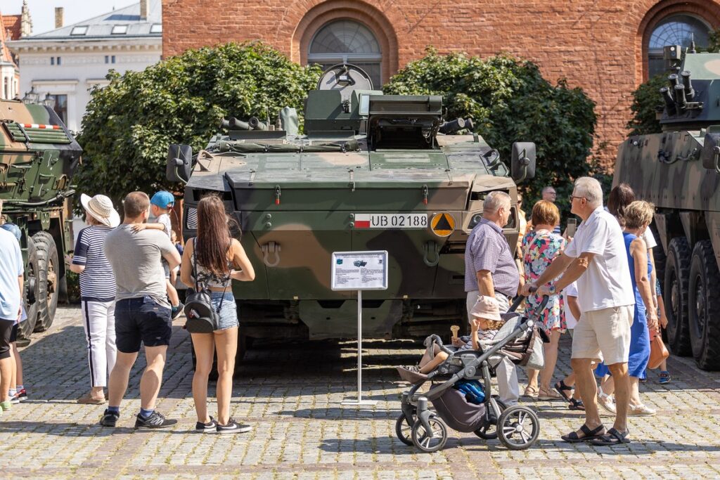 Obchody Święta Wojska Polskiego w Toruniu, fot. Szymon Zdziebło, tarantoga.pl dla UMWKP