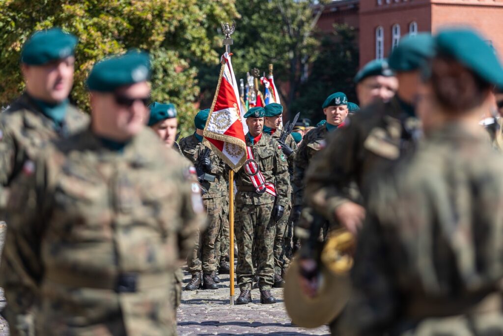 Obchody Święta Wojska Polskiego w Toruniu, fot. Szymon Zdziebło, tarantoga.pl dla UMWKP