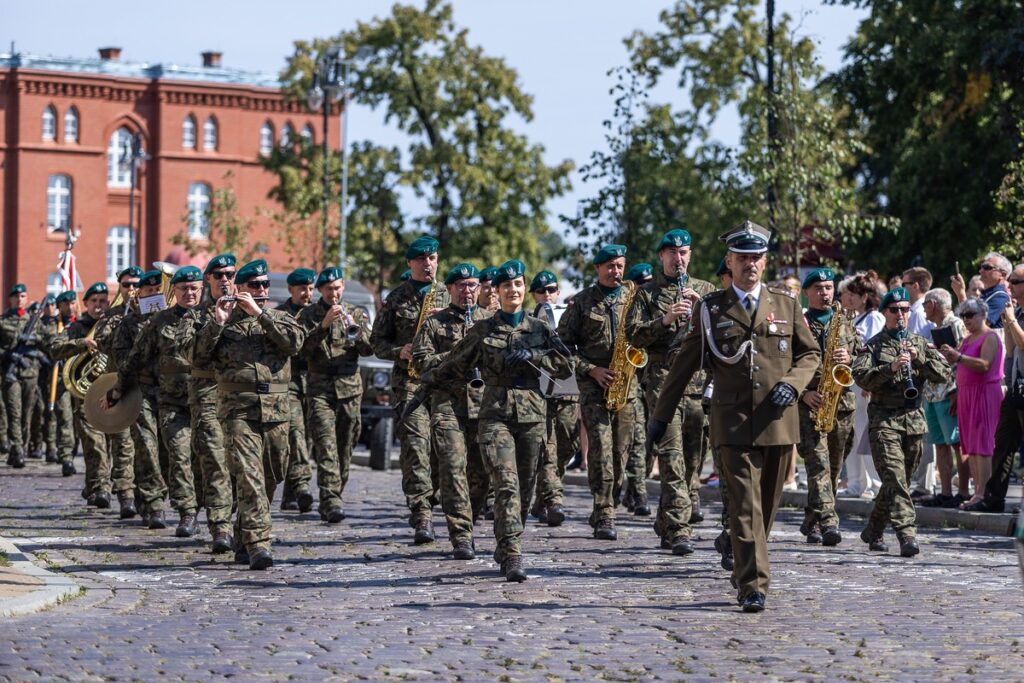 Obchody Święta Wojska Polskiego w Toruniu, fot. Szymon Zdziebło, tarantoga.pl dla UMWKP