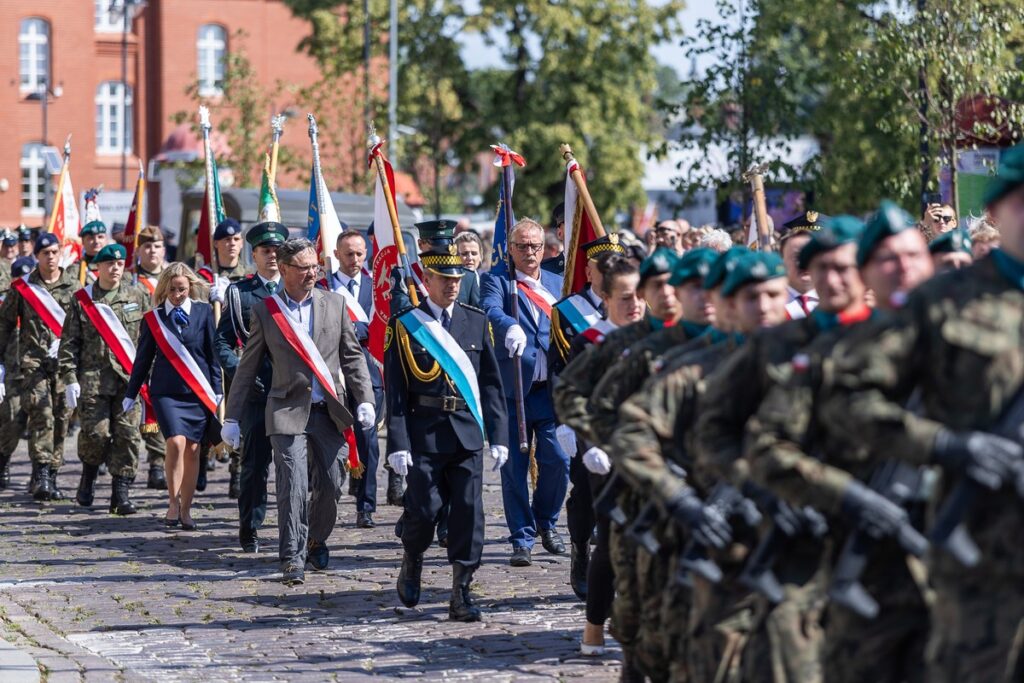 Obchody Święta Wojska Polskiego w Toruniu, fot. Szymon Zdziebło, tarantoga.pl dla UMWKP