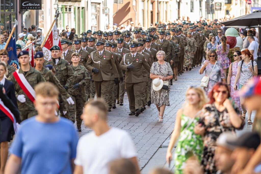 Obchody Święta Wojska Polskiego w Toruniu, fot. Szymon Zdziebło, tarantoga.pl dla UMWKP