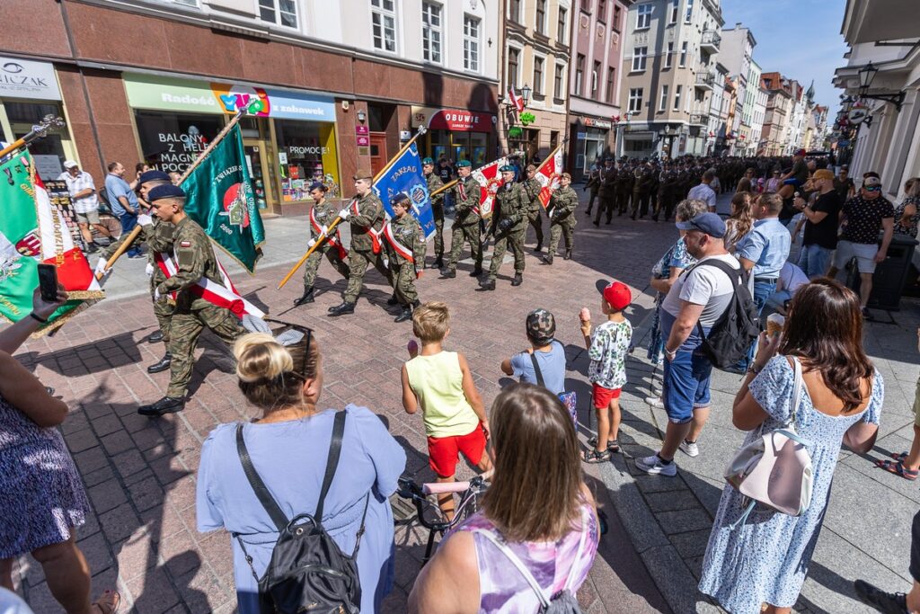 Obchody Święta Wojska Polskiego w Toruniu, fot. Szymon Zdziebło, tarantoga.pl dla UMWKP