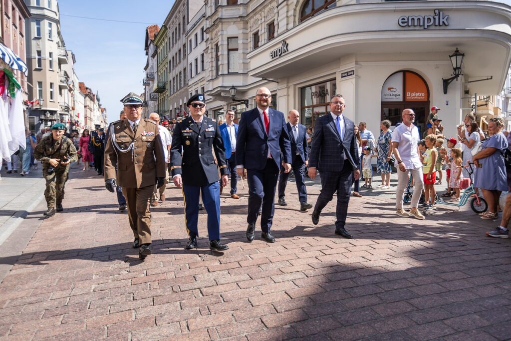 Obchody Święta Wojska Polskiego w Toruniu, fot. Szymon Zdziebło, tarantoga.pl dla UMWKP