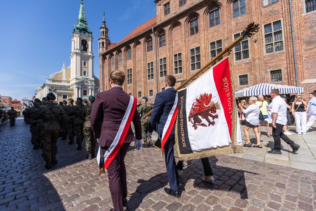 Obchody Święta Wojska Polskiego w Toruniu, fot. Szymon Zdziebło, tarantoga.pl dla UMWKP