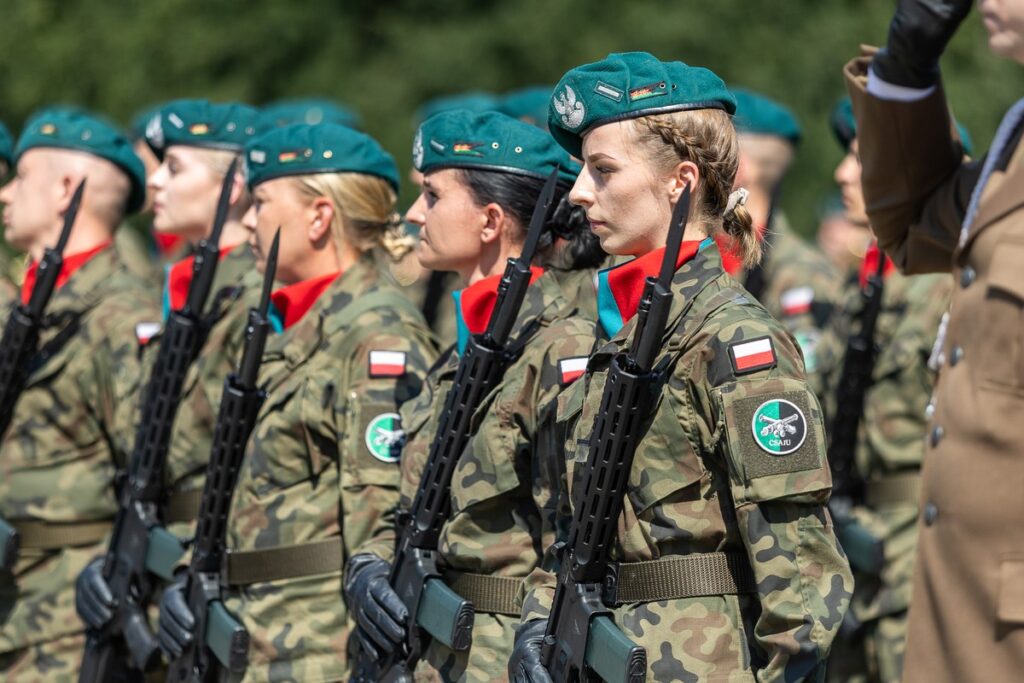 Obchody Święta Wojska Polskiego w Toruniu, fot. Szymon Zdziebło, tarantoga.pl dla UMWKP