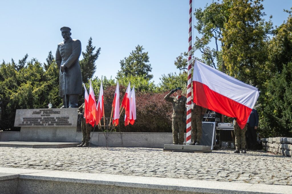 Obchody Święta Wojska Polskiego w Toruniu, fot. Szymon Zdziebło, tarantoga.pl dla UMWKP