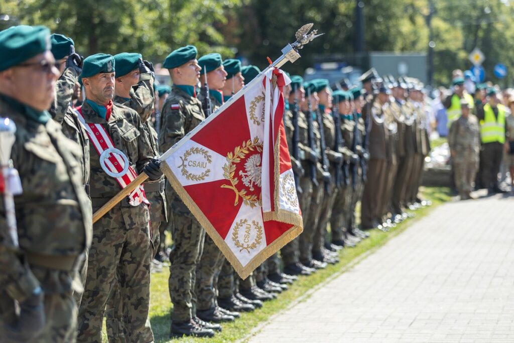 Obchody Święta Wojska Polskiego w Toruniu, fot. Szymon Zdziebło, tarantoga.pl dla UMWKP