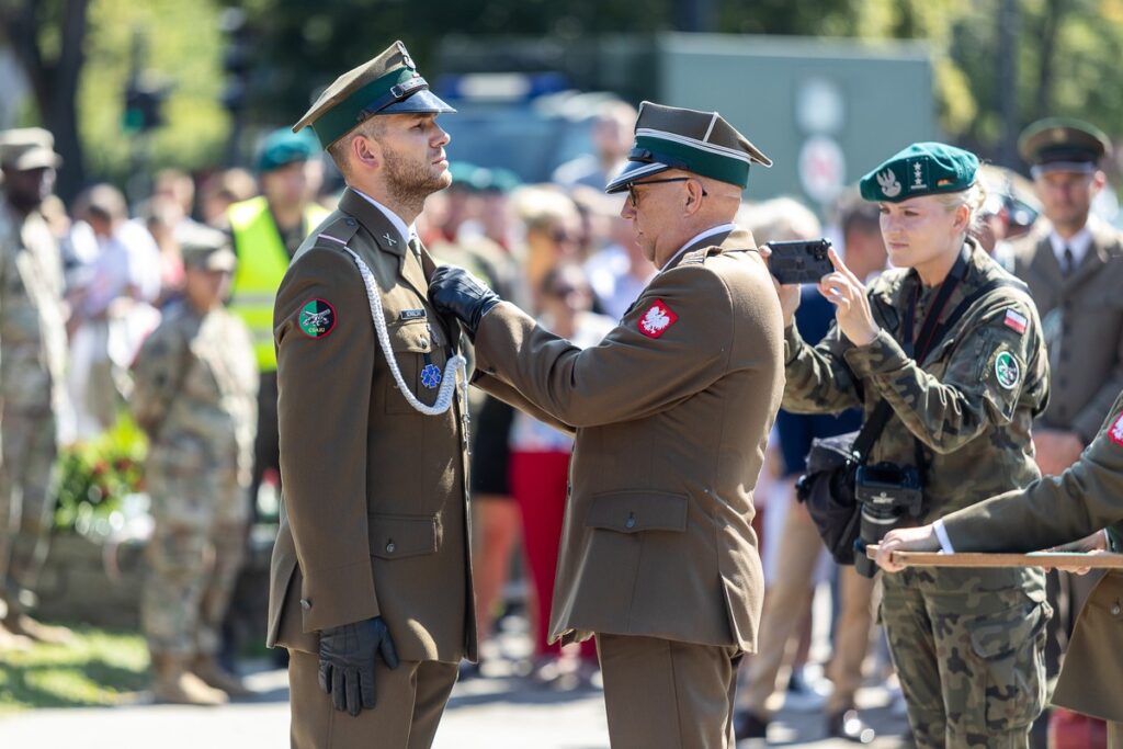 Obchody Święta Wojska Polskiego w Toruniu, fot. Szymon Zdziebło, tarantoga.pl dla UMWKP