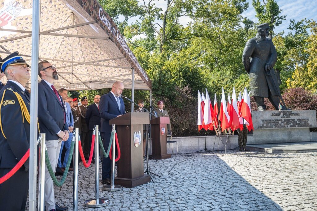 Obchody Święta Wojska Polskiego w Toruniu, fot. Szymon Zdziebło, tarantoga.pl dla UMWKP