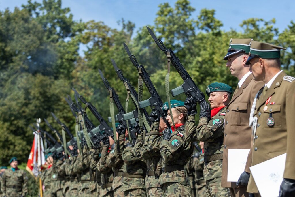 Obchody Święta Wojska Polskiego w Toruniu, fot. Szymon Zdziebło, tarantoga.pl dla UMWKP