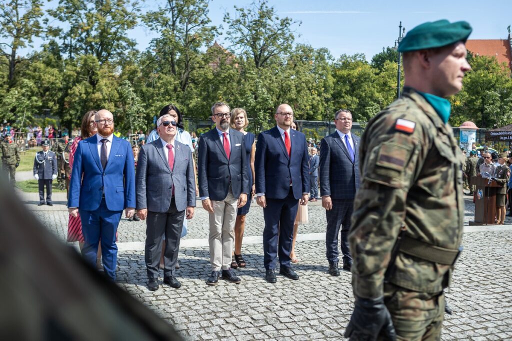 Obchody Święta Wojska Polskiego w Toruniu, fot. Szymon Zdziebło, tarantoga.pl dla UMWKP