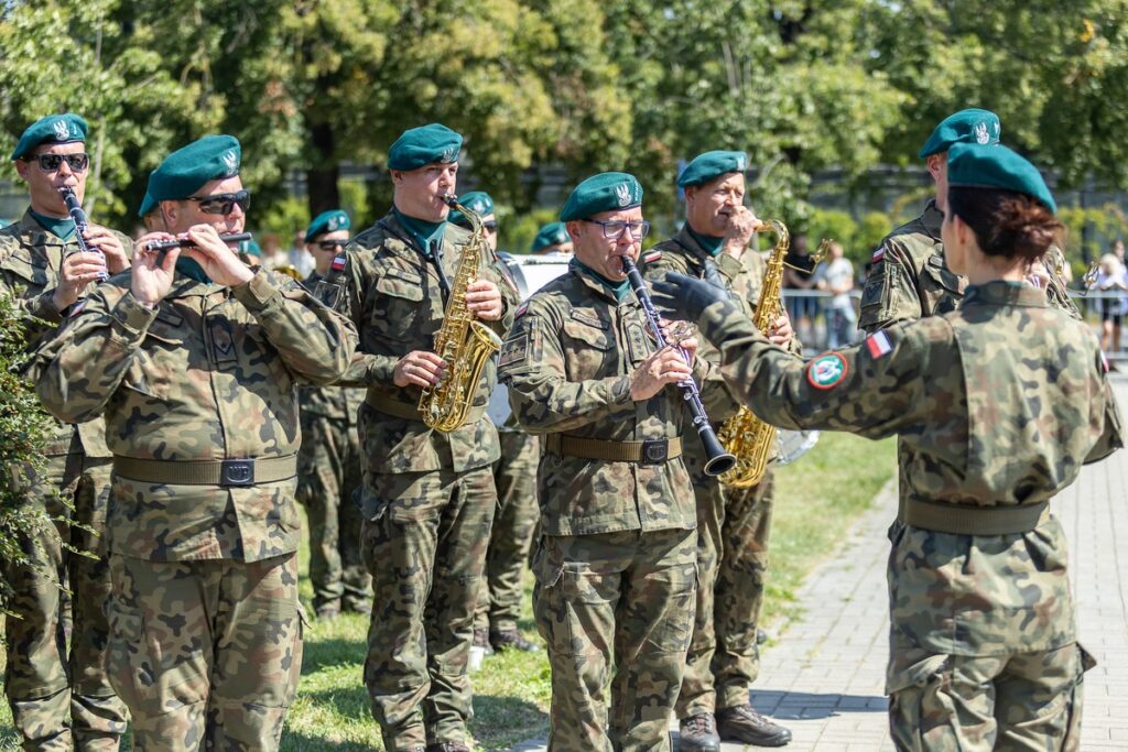 Obchody Święta Wojska Polskiego w Toruniu, fot. Szymon Zdziebło, tarantoga.pl dla UMWKP