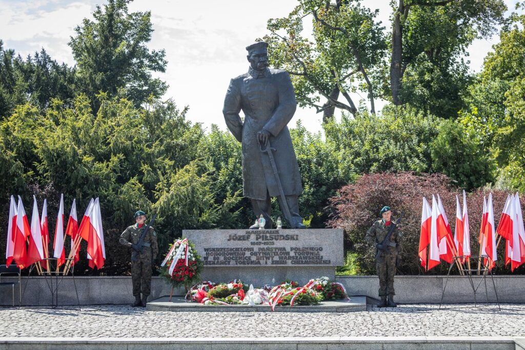 Obchody Święta Wojska Polskiego w Toruniu, fot. Szymon Zdziebło, tarantoga.pl dla UMWKP