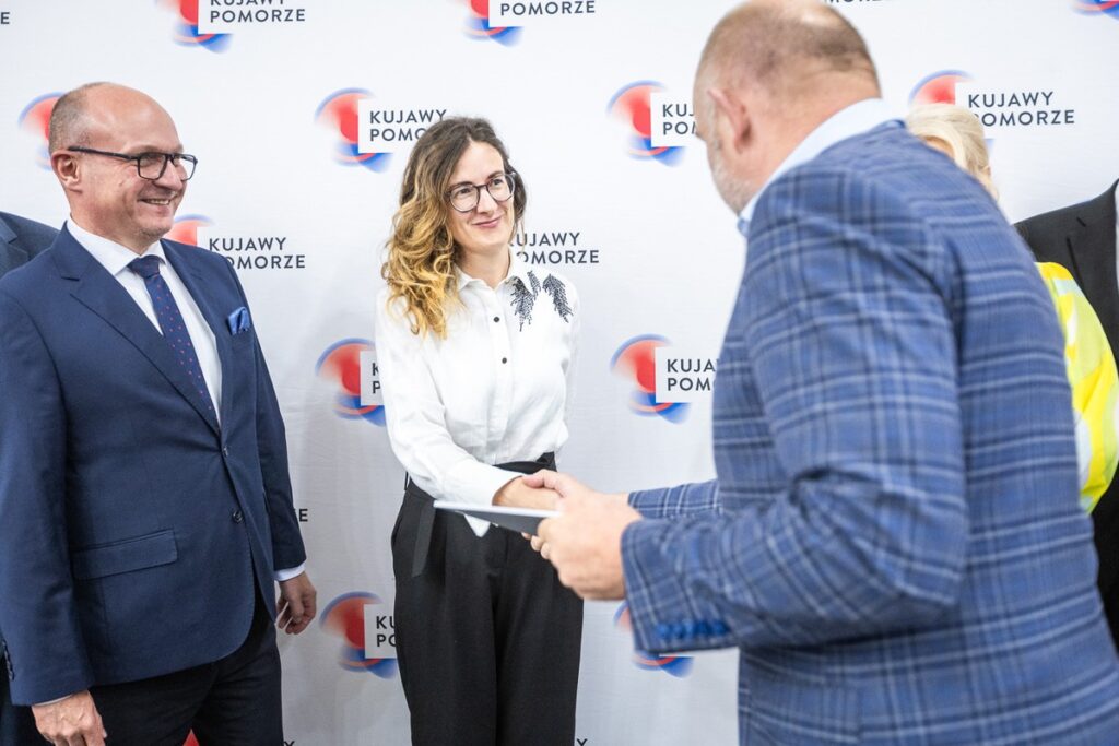 Ceremonia wręczenia umów FEdKP i PROW, fot. Szymon Zdziebło/tarantoga dla UMWKP