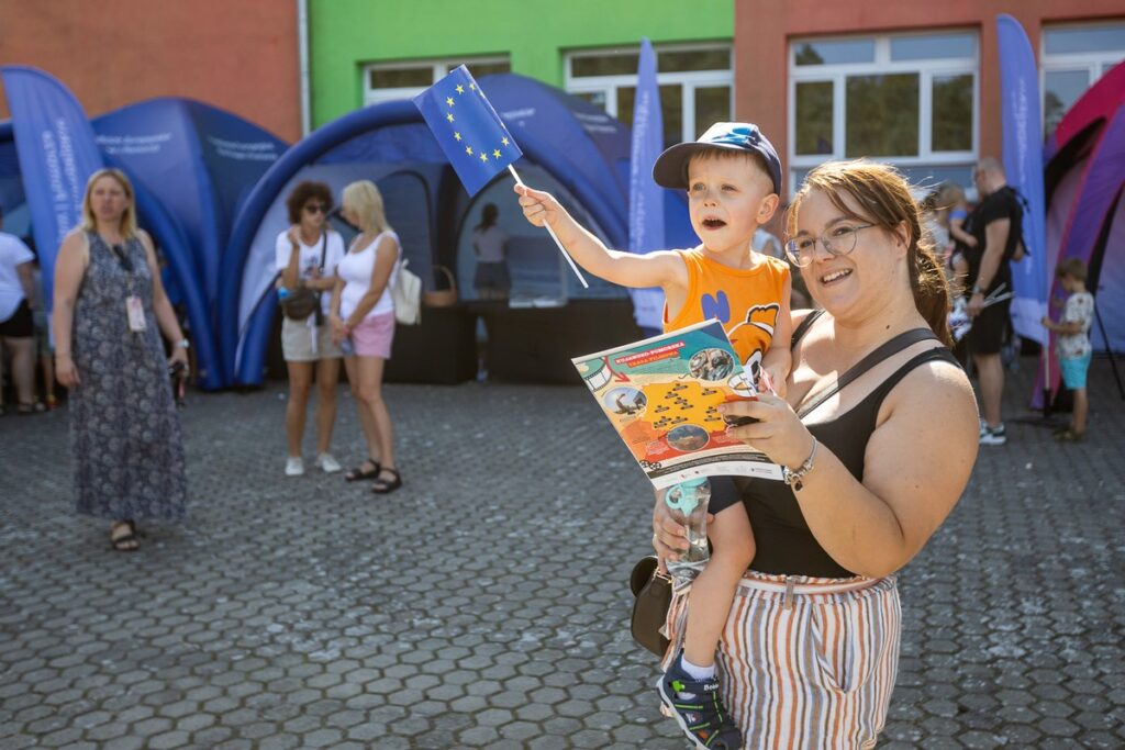 Piknik europejski w Grupie, fot. Szymon Zdziebło, tarantoga.pl dla UMWKP