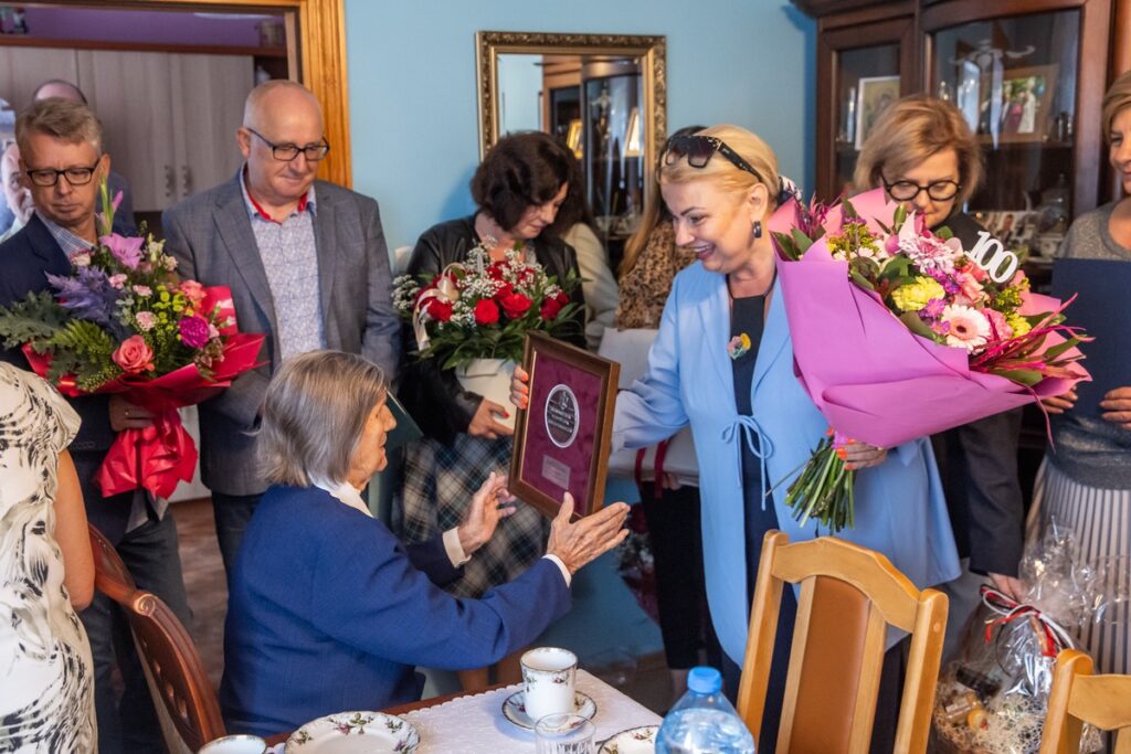 Wręczenie medalu Unitas Durat Genowefie Nowak, fot. Andrzej Goiński/UMWKP