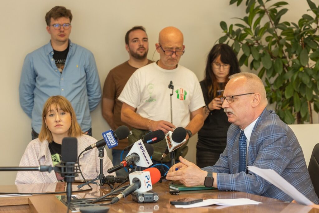 Briefing prasowy marszałka Piotra Całbeckiego w sprawie pomocy powodzianom, fot. Mikołaj Kuras dla UMWKP