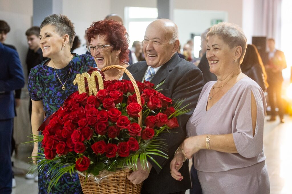 Wręczenie medalu Unitas Durat Reginie Chuchra, fot. Szymon Zdziebło/tarantoga.pl dla UMWKP