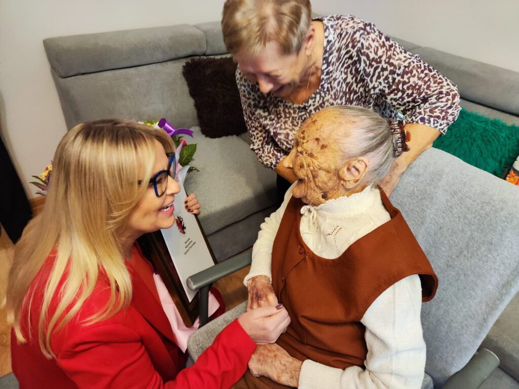 Wręczenie medalu Unitas Durat Genowefie Tomkielskiej, fot. UMWKP