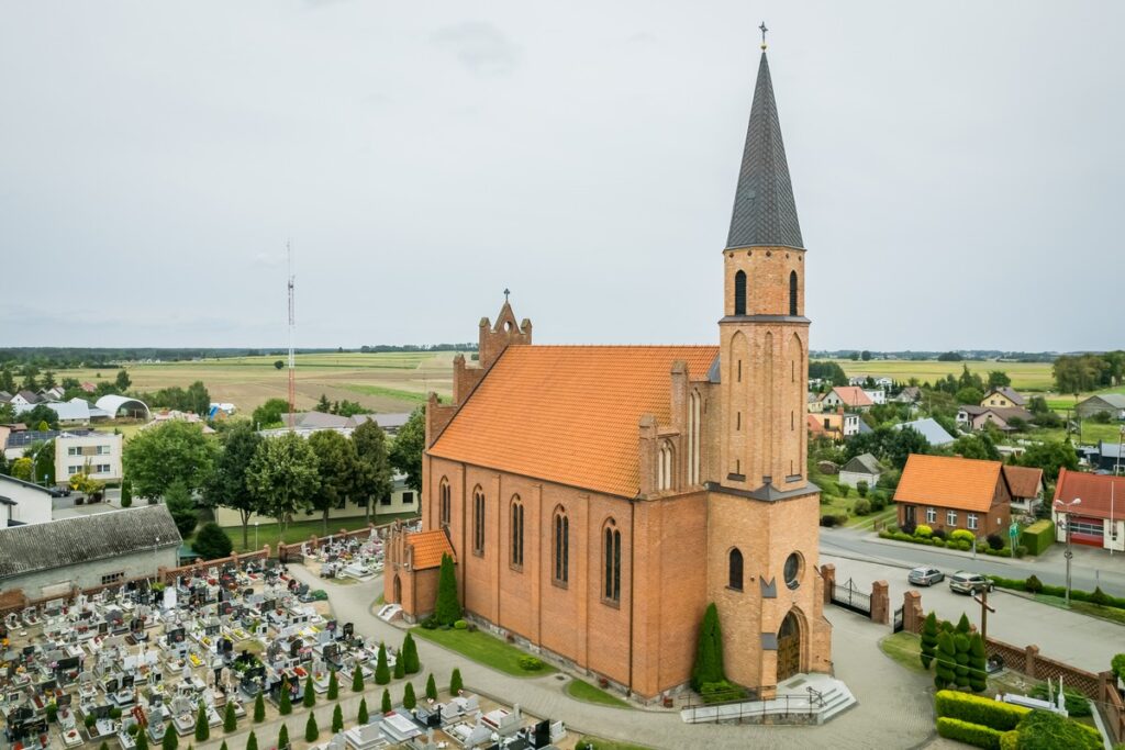 Kościół św. Trójcy w Raciążu (powiat tucholski), fot. Tomasz Czachorowski/eventphoto.com.pl dla UMWKP