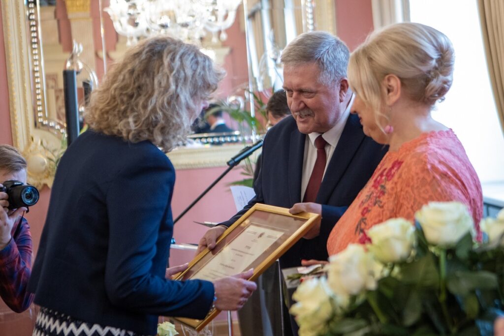 Nagrodę odbiera Kujawsko-Pomorska Liderka Edukacji Grażyna Ruta-Balińska, fot. Mikołaj Kuras dla UMWKP