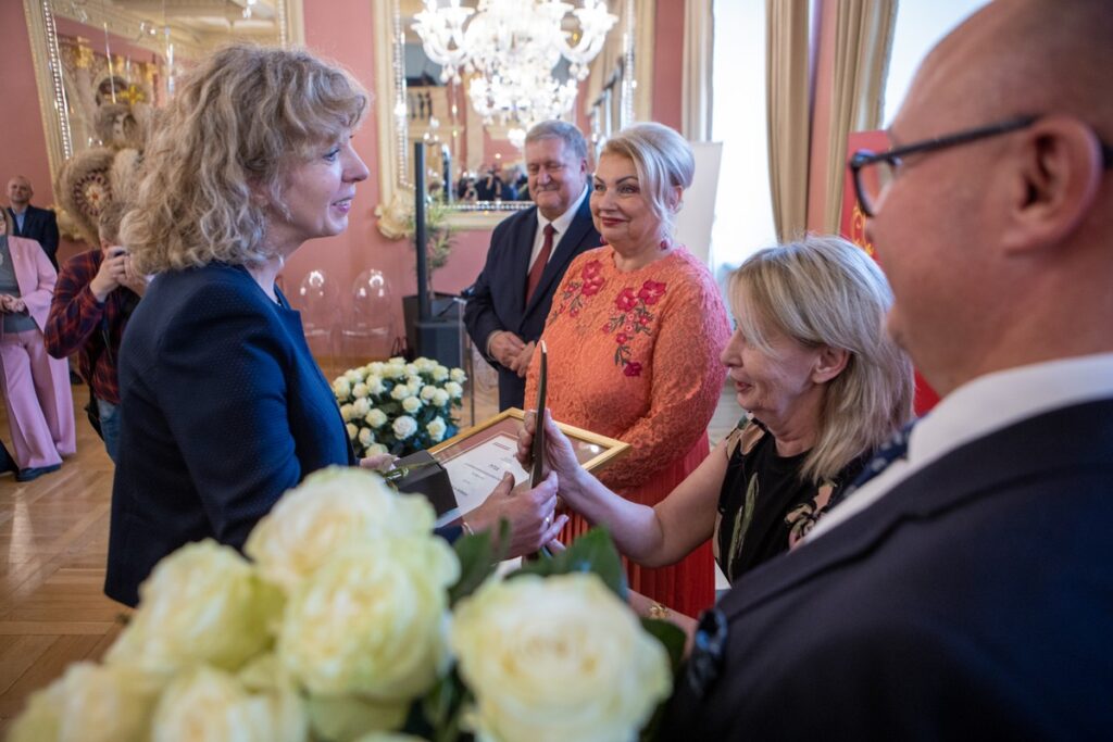 Nagrodę odbiera Kujawsko-Pomorska Liderka Edukacji Grażyna Ruta-Balińska, fot. Mikołaj Kuras dla UMWKP