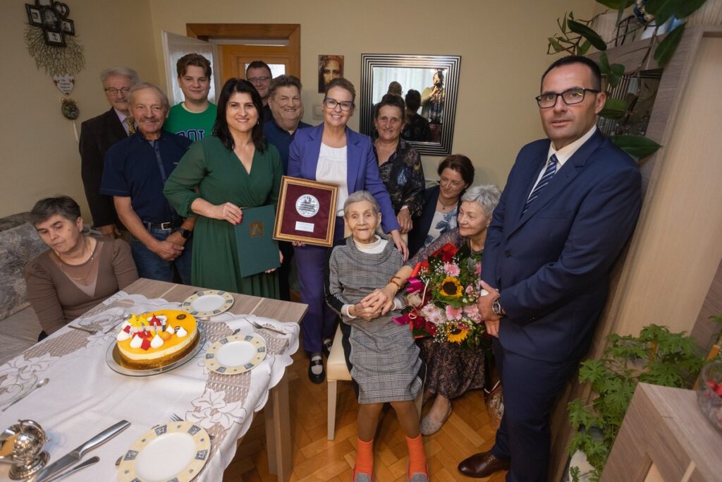 Wręczenie medalu Unitas Durat Helenie Piekucińskiej, fot. Mikołaj Kuras dla UMWKP