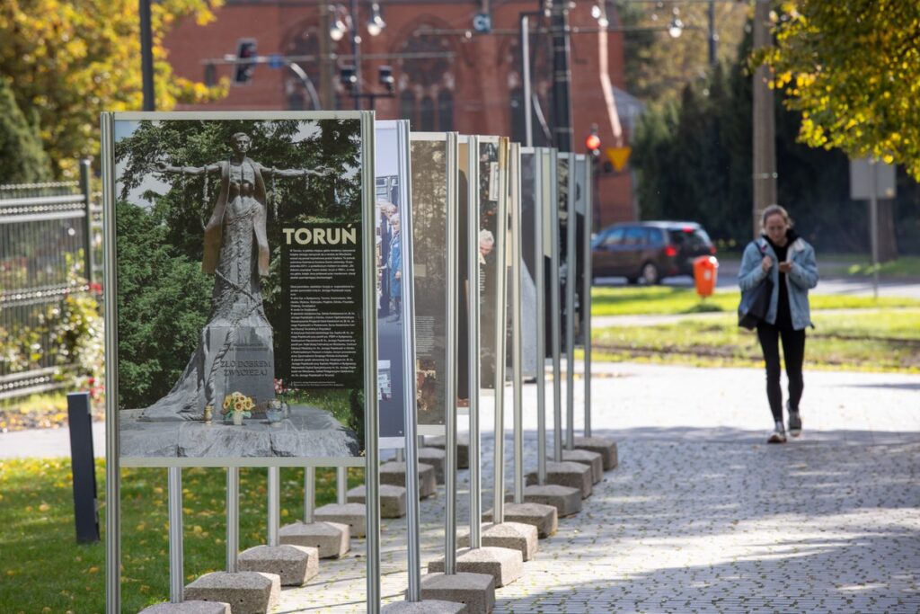 Wystawa w toruńskim Parku Pamięci Ofiar Zbrodni Pomorskiej, fot. Mikołaj Kuras dla UMWKP